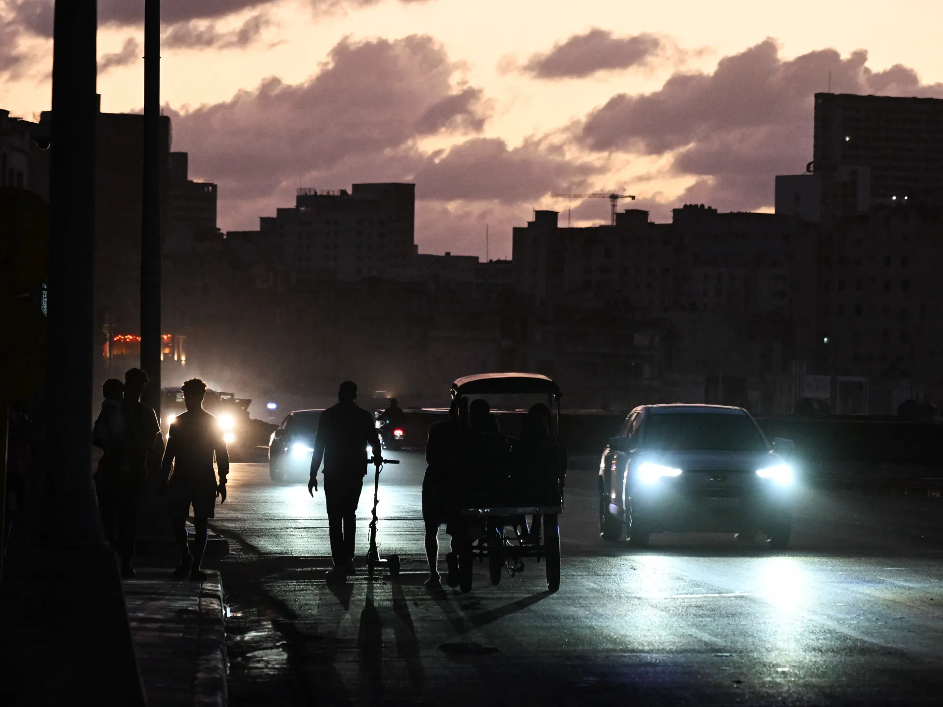 «Нельзя так жить»: на Кубу обрушилось второе за неделю общенациональное отключение электроэнергии