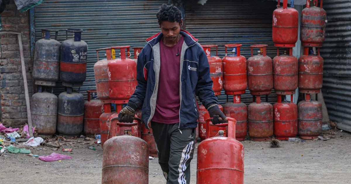 Два индийских корабля пересекают Ормузский пролив, поскольку Иран говорит, что разрешил проход