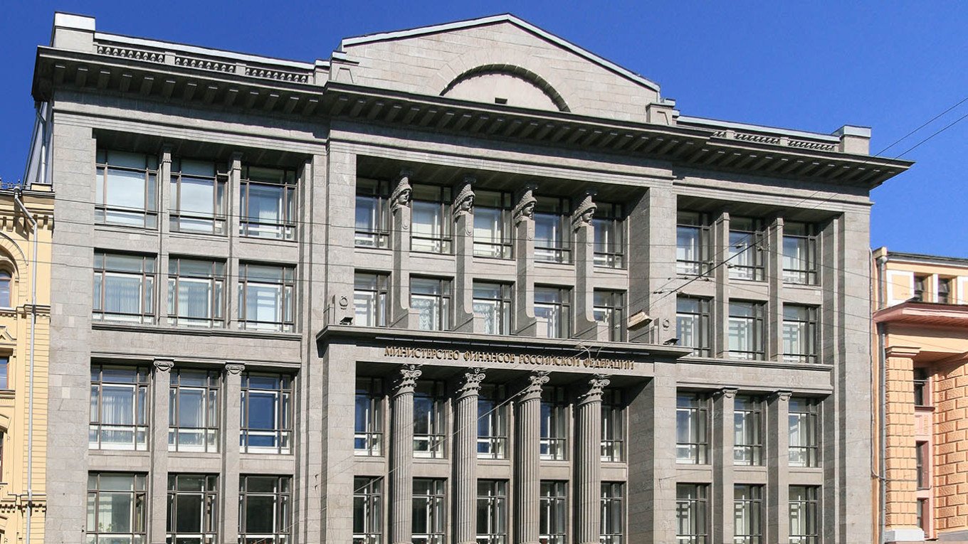 Дефицит бюджета России в январе достиг почти половины годового целевого показателя