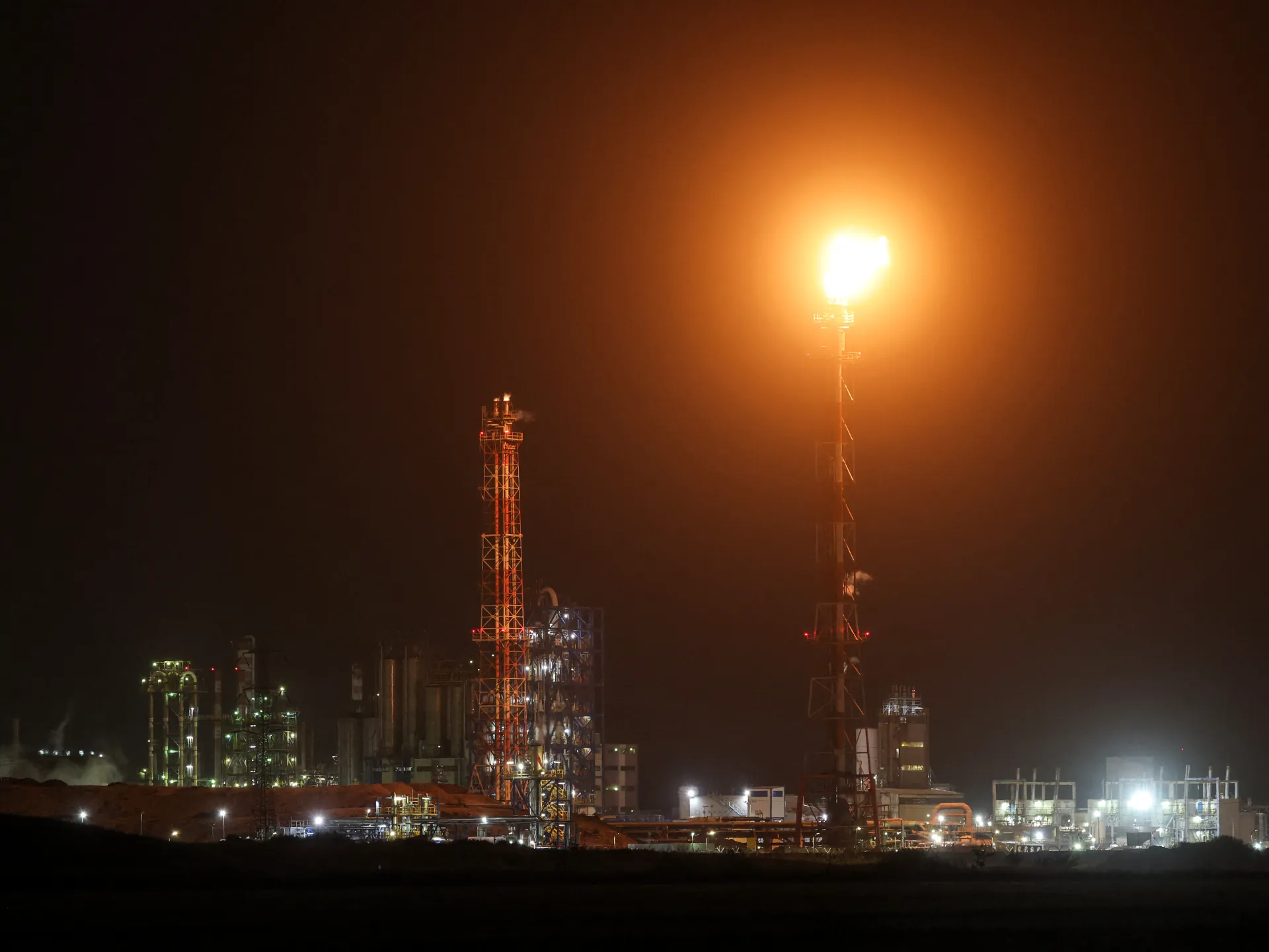 Израиль заявил, что в результате иранской ракетной атаки пострадал нефтеперерабатывающий завод в Хайфе