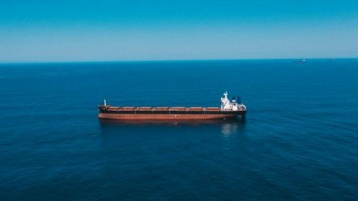 Китайские нефтеперерабатывающие заводы платят рекордные премии за российскую нефть марки ESPO.